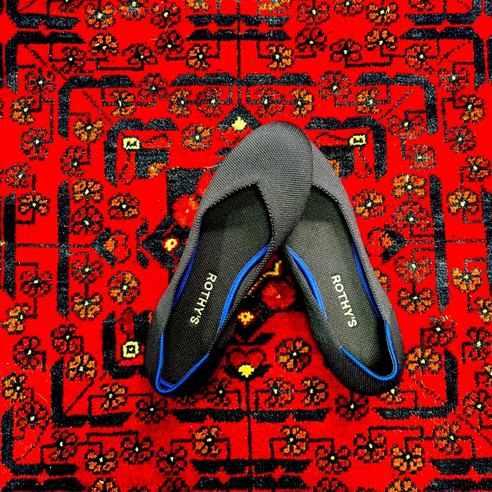 ROTHY’S like new, size 8 navy blue flats. Perfect condition.
